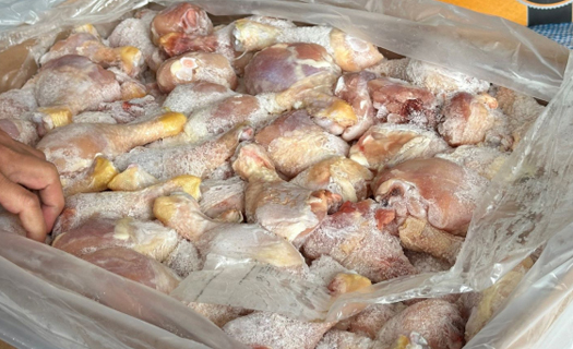 Chủ cơ sở nhập lậu 2,4 tấn đùi gà, chân gà bị xử phạt 70 triệu đồng